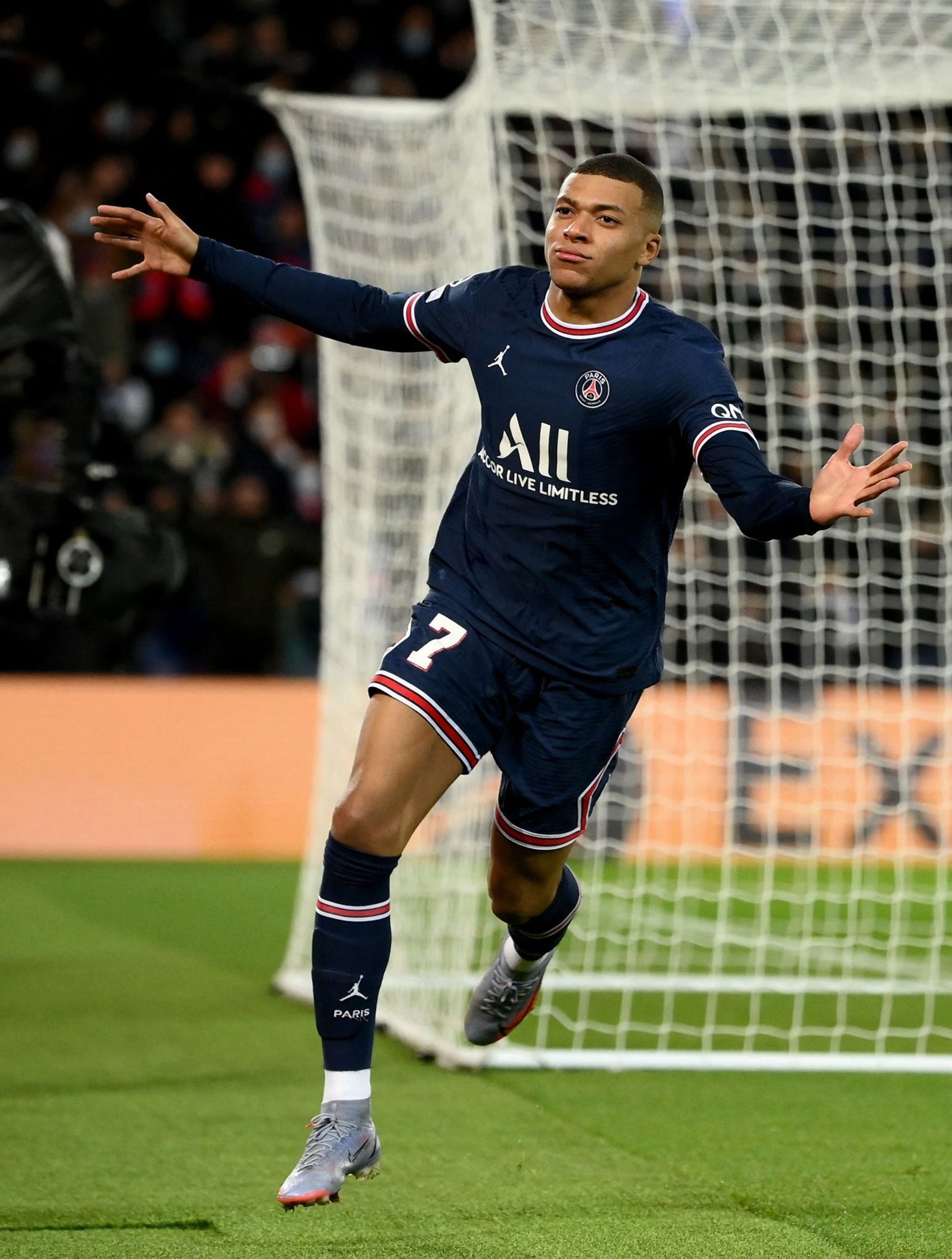 热刺全队已经抵达韩国，孙兴慜、梁民革举韩国国旗合照