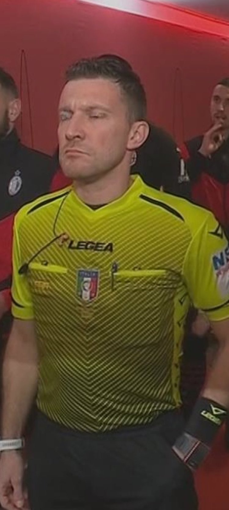 今晚，上海海港门将颜骏凌首发出场，迎来了他代表俱...