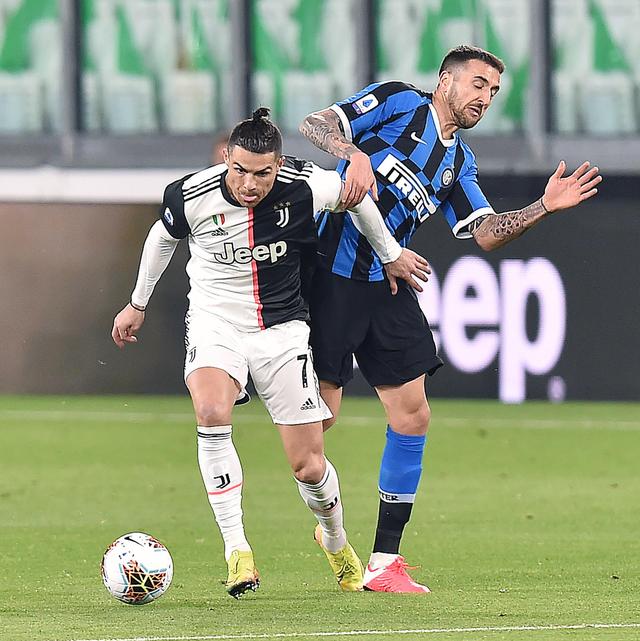 德媒：由于手指受伤，诺伊尔近两场都佩戴特制的四指手套参赛